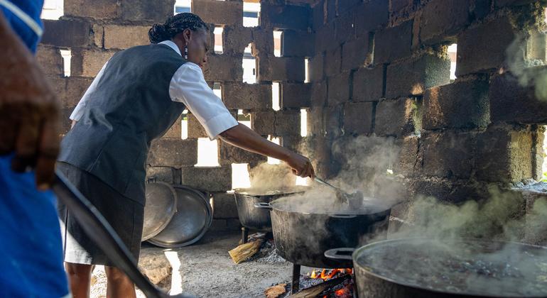 Voluntários preparam refeições escolares com ingredientes cultivados localmente em Gonaives, noroeste do Haiti.