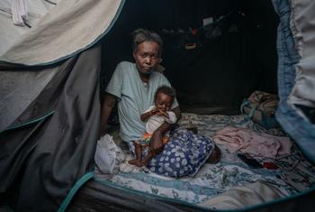 Une femme et son enfant, nés dans la tente dans laquelle ils sont assis. 600 familles vivent désormais dans une ancienne école du centre-ville de Port-au-Prince.