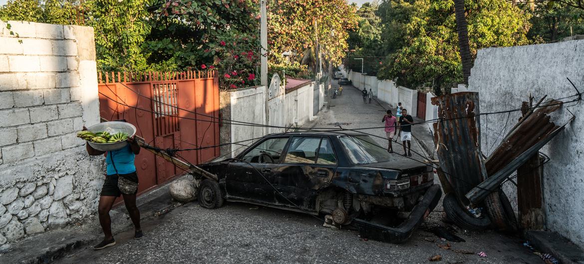 Barricadas são erguidas regularmente para bloquear estradas em Porto Príncipe