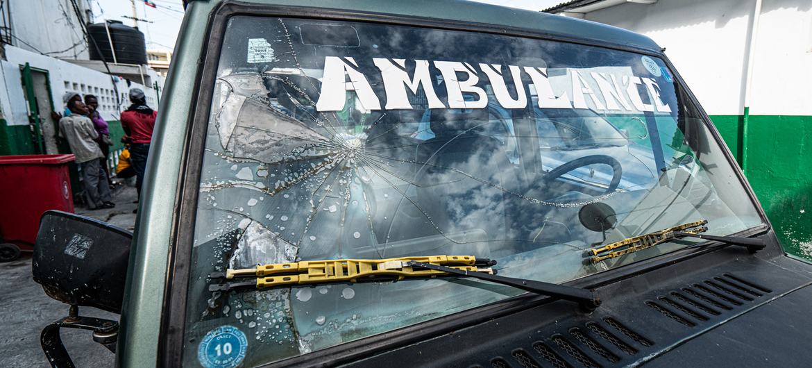 Uma ambulância do Hospital Geral de Porto Príncipe com marcas de um ataque