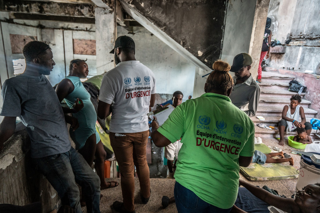 Les travailleurs d'une ONG locale partenaire des Nations Unies, l'UCCEDH, évaluent les besoins de personnes déplacées dans le centre-ville de Port-au-Prince.