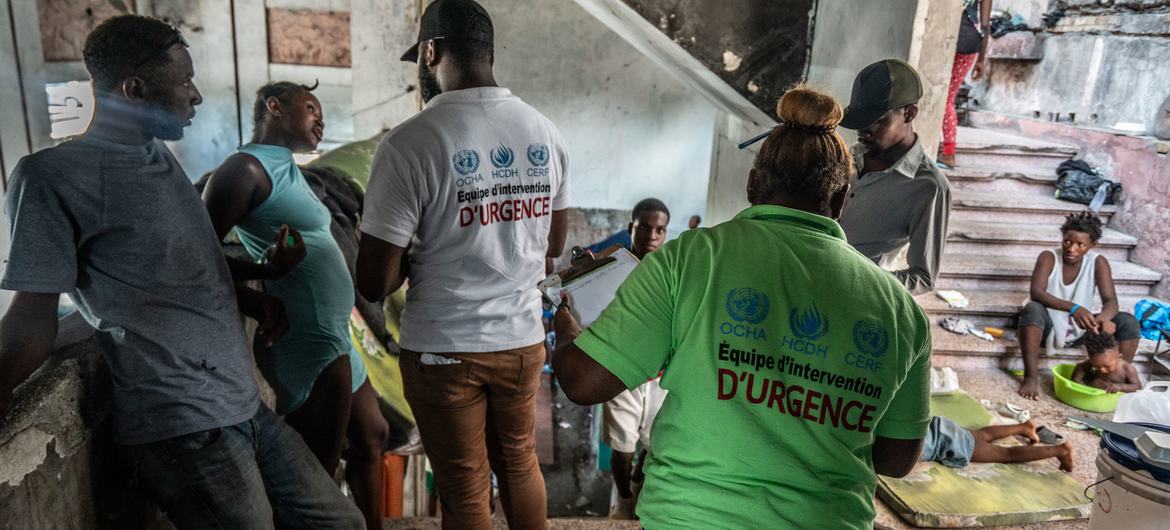 Kohaliku ÜRO valitsusväliste organisatsioonide partneri UCCEDH töötajad hindavad Port-au-Prince'i kesklinna ümberasustatud inimeste vajadusi.