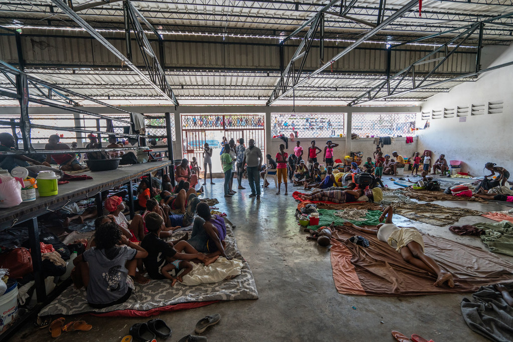 Des personnes déplacées se sont réfugié dans une arène de boxe du centre-ville de Port-au-Prince après avoir fui leurs maisons en raison des attaques de gangs.