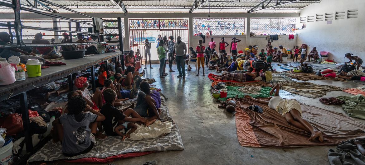 Persoane strămutate se adăpostesc într-o arenă de box din centrul orașului Port-au-Prince, după ce și-au fugit din case din cauza atacurilor bandelor.
