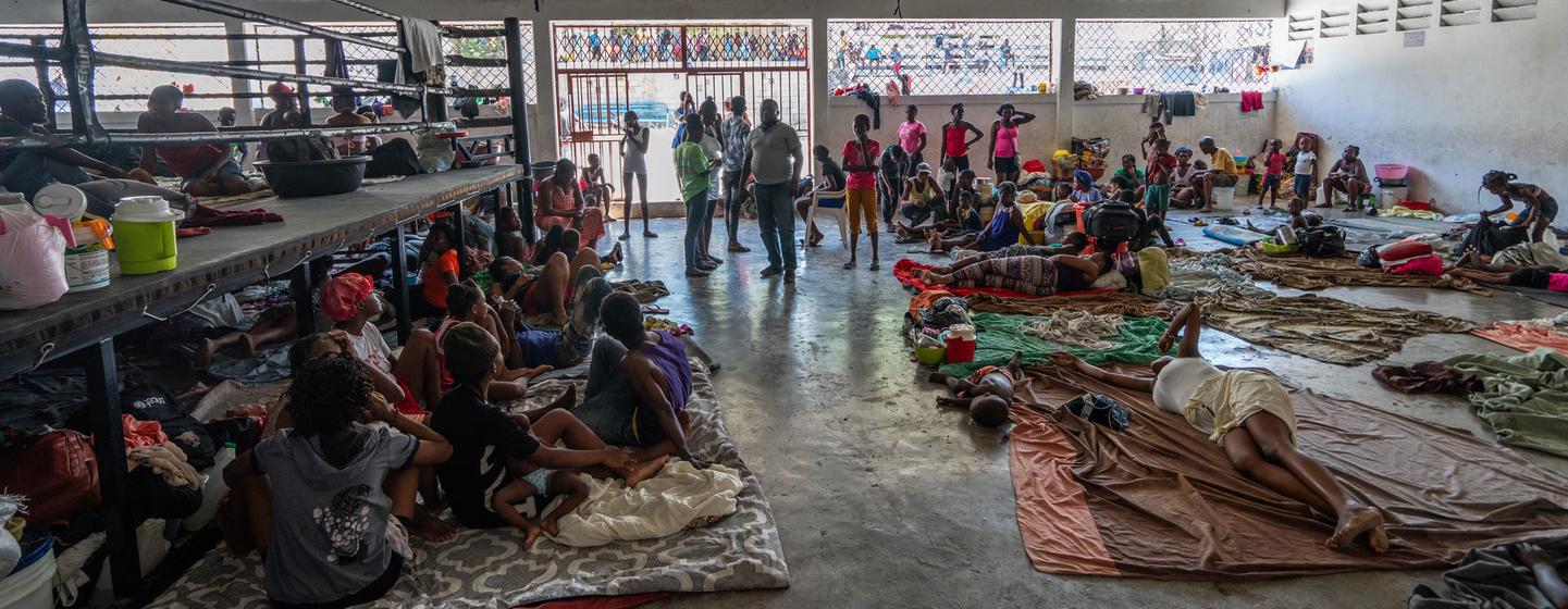 因帮派袭击而逃离家园的海地流离失所者在太子港市中心的拳击场避难。
