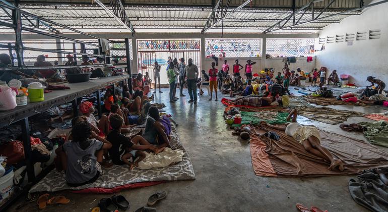 Pessoas deslocadas refugiam-se num estádio de boxe no centro de Porto Príncipe depois de fugirem de suas casas devido a ataques de gangues.
