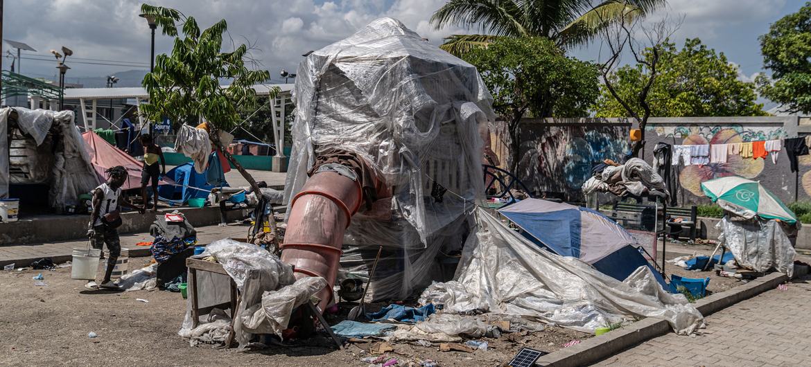 Uma estrutura de playground vira abrigo para pessoas na área de Tabarre, em Porto Príncipe, Haiti