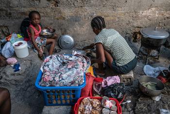 Des personnes qui ont fui leur domicile à cause de la violence vivent dans un ancien théâtre du centre-ville de Port-au-Prince, en Haïti.