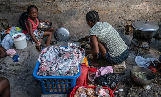 Algunas personas que huyeron de sus hogares a causa de la violencia viven ahora en un antiguo teatro del centro de Puerto Príncipe.