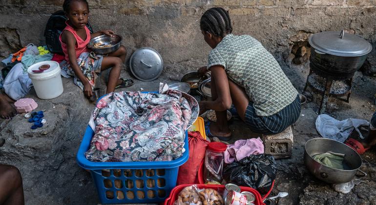 Des personnes qui ont fui leur domicile à cause de la violence vivent désormais dans un ancien théâtre du centre-ville de Port-au-Prince, en Haïti.