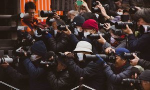 Medio de prensa cubriendo un acto en la ciudad china de Shanghai.