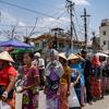 2025年3月缅甸曼德勒发生地震后，人们在被火灾损毁的地区排队等待发放援助物资。