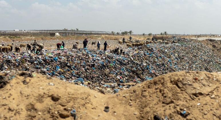 أخبار العالم باختصار: تزايد النفايات في غزة، وهجمات الطائرات بدون طيار في السودان، وقصف شاحنة مساعدات في أوكرانيا