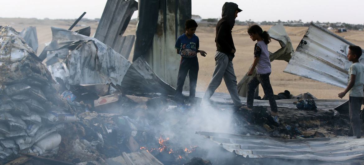 Из Рафаха приходят ужасающие картины разрушений, перемещения и смерти, заявляют эксперты ООН.