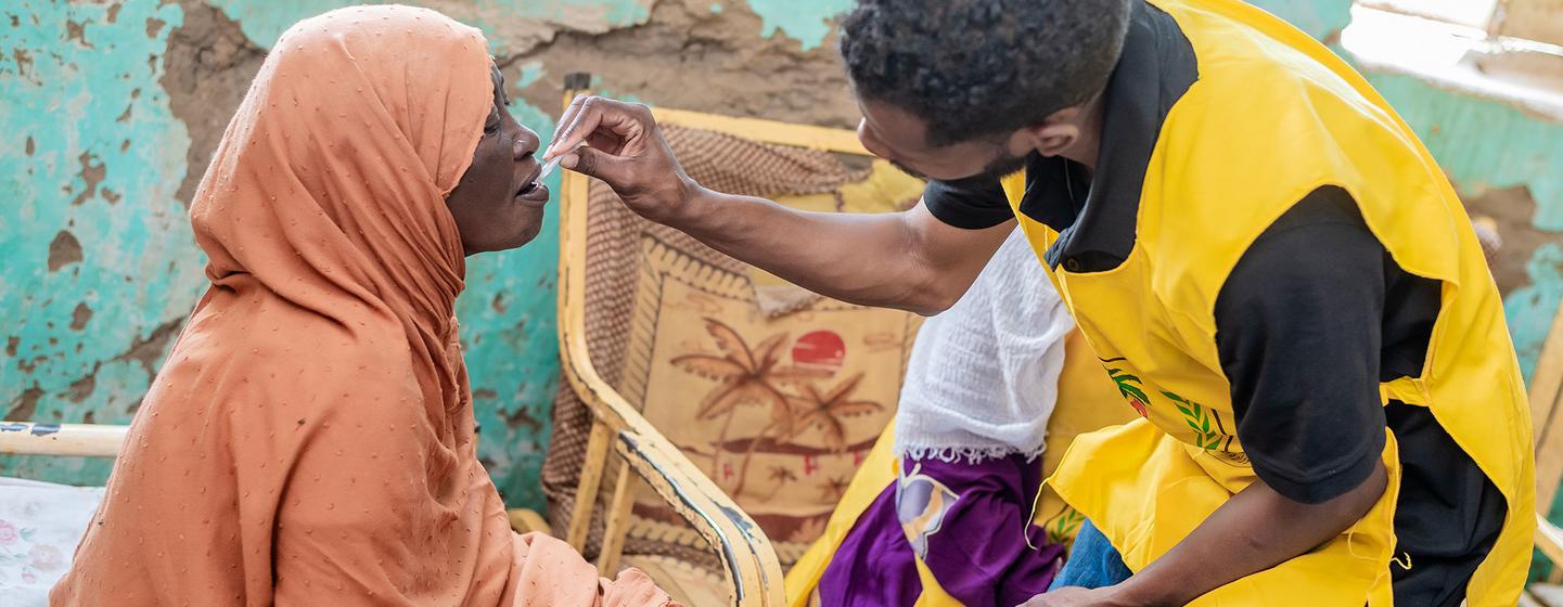 Une femme est vaccinée contre le choléra à Kosti, au Soudan.