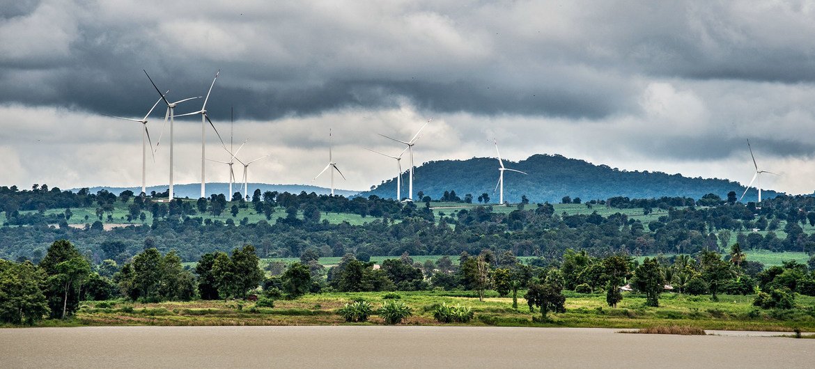 استخدام مصادر الطاقة المستدامة والنظيفة، مثل مزرعة الرياح هذه في تايلند، يقلل من تلوث الهواء.