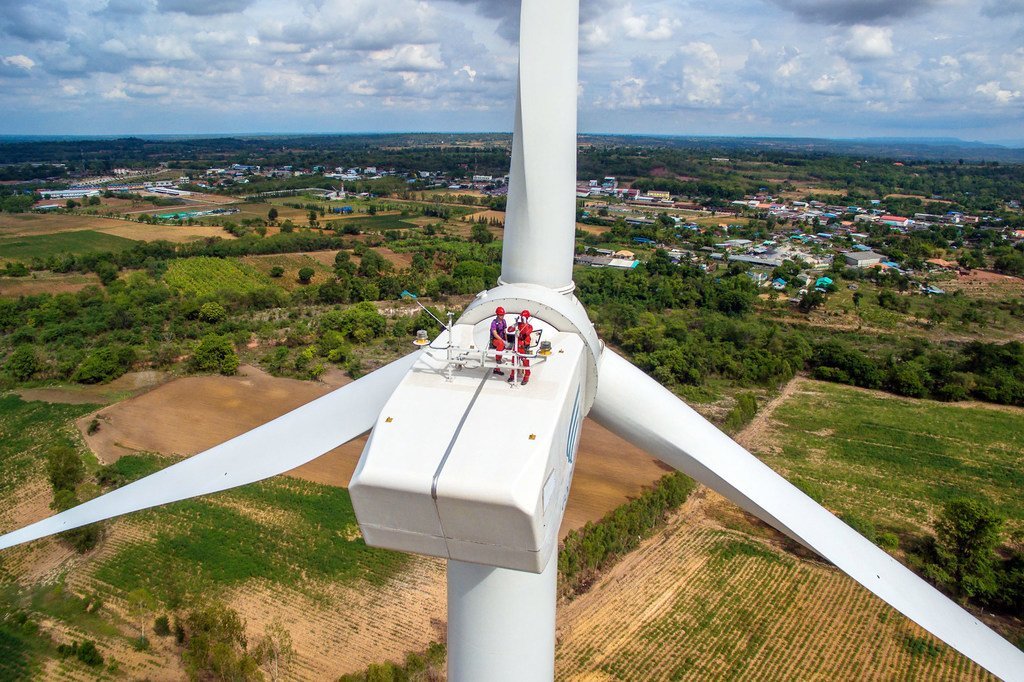 Trabajadores en una turbina eólica en la provincia de Chaiyaphum, Tailandia.