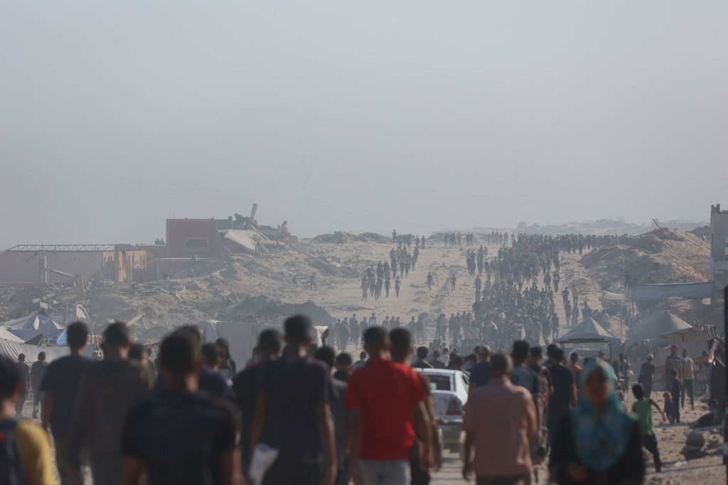 Des gens marchent vers un point de distribution d'aide dans le nord de la bande de Gaza.