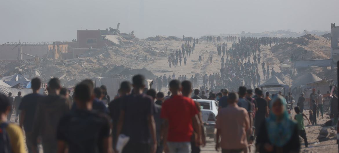 Crowds move towards an aid delivery point in the northern Gaza Strip.