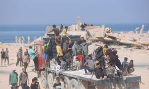 Gazatíes se dirigen a un punto de distribución de ayuda alimentaria.