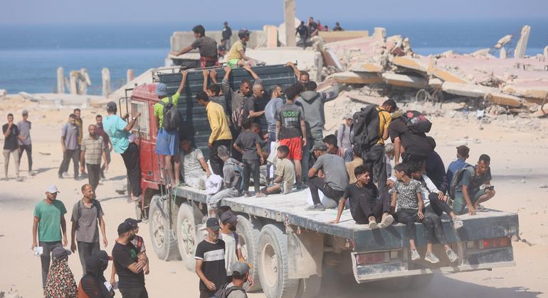 فلسطينيون بانتظار الحصول على مساعدات غذائية في ظل الشح الحاد للإمدادات وتفشي الجوع في قطاع غزة