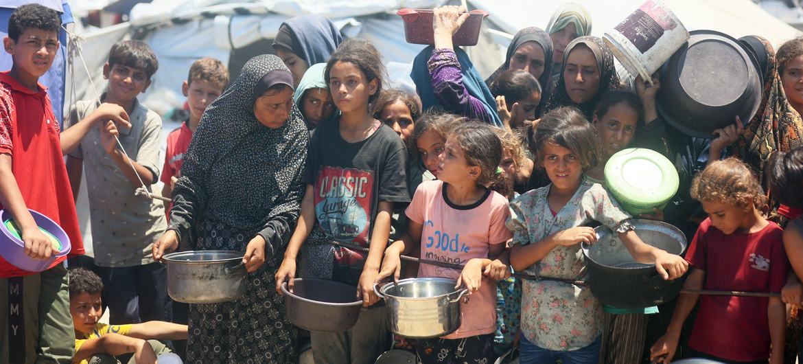 Families and children seeking food from a community kitchen in western Gaza City in late July. (file) Families and children seeking food from a community kitchen in western Gaza City in late July. (file)