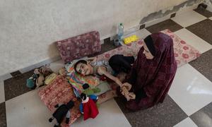 Un joven de 20 años, gravemente desnutrido y con parálisis cerebral, recibe atención de una mujer.