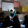 طالبات في فصول محو أمية مدعومة من منظمة اليونسكو في مقاطعة لوغار الأفغانية، يتلقين دروسا تعليمية للمرة الأولى في حياتهن. تتواصل الأمم المتحدة مع سلطات الأمر الواقع في أفغانستان لضمان تعزيز حقوق النساء والفتيات وإنهاء التمييز ضدهن.