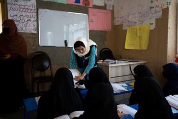 یونیسکو کی خواندگی مہم کے تحت چلنے والے اداروں میں زیرتعلیم خواتین و لڑکیاں پہلی دفعہ لکھنے پڑھنے سے روشناس ہو رہی ہیں۔