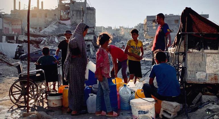 غزة - مقتل عامل إغاثة وإصابة آخرين في غارة على بئر مياه، واستمرار الضربات يعطل الخدمات الأساسية