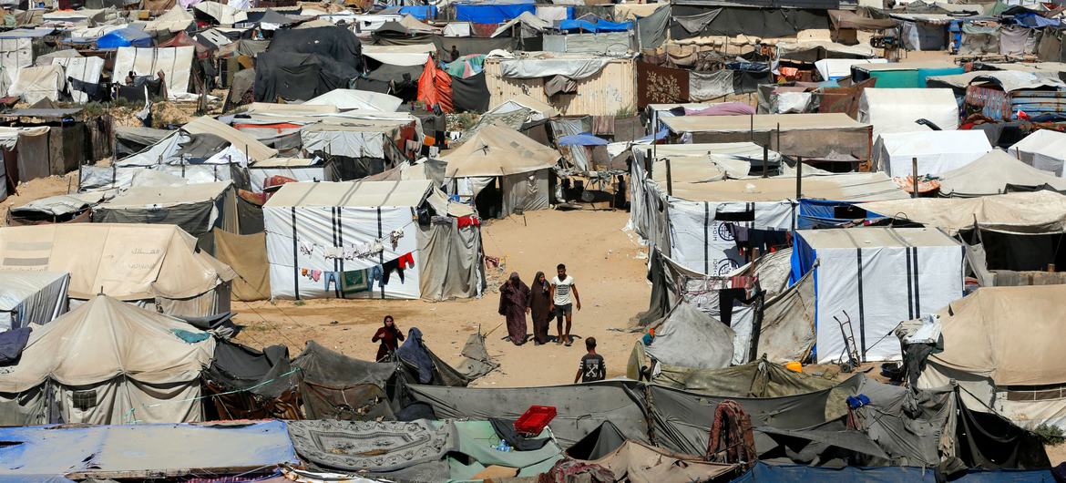 Muitos habitantes de Gaza vivem em abrigos temporários devido ao conflito.