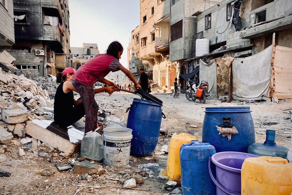 Des enfants collectent de l'eau à Gaza.