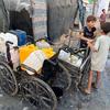 Niños recolectando agua en Gaza.