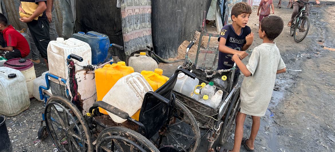 Niños recolectando agua en Gaza.