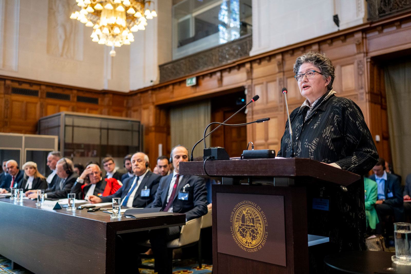 La conseillère juridique de l’ONU, Elinor Hammarskjöld, lors d'une audience au siège de la CIJ, à La Haye.