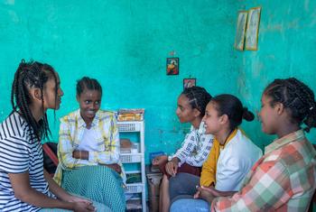 Meninas da região de Sidama, na Etiópia, participam de uma sessão sobre práticas nocivas, incluindo a mutilação genital feminina