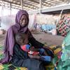 أم تعتني بطفلها في مخيم للنازحين في القضارف بالسودان، بعد فرارها من منزلها.