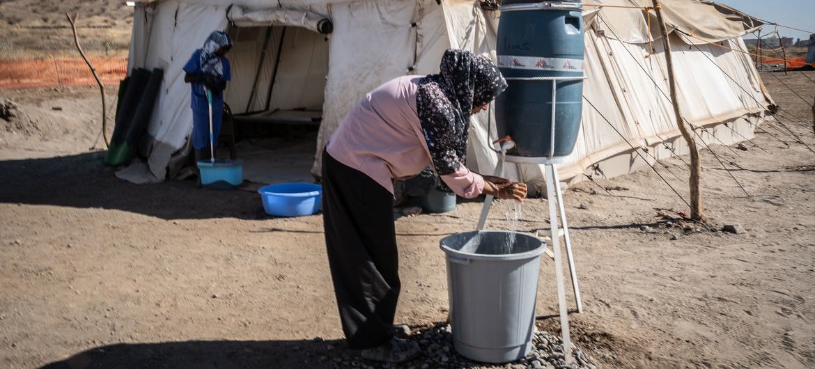 امرأة تغسل يديها خارج عيادة الكوليرا في القضارف، السودان.
