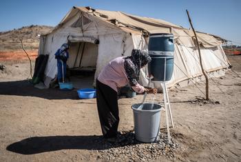 امرأة تغسل يديها خارج عيادة الكوليرا في القضارف، السودان.