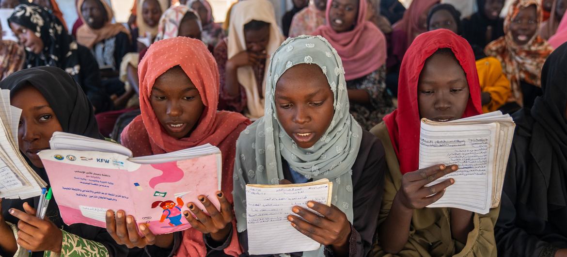 Des enfants déplacés dans un centre Safe Space soutenu par l'UNICEF dans l'est du Soudan