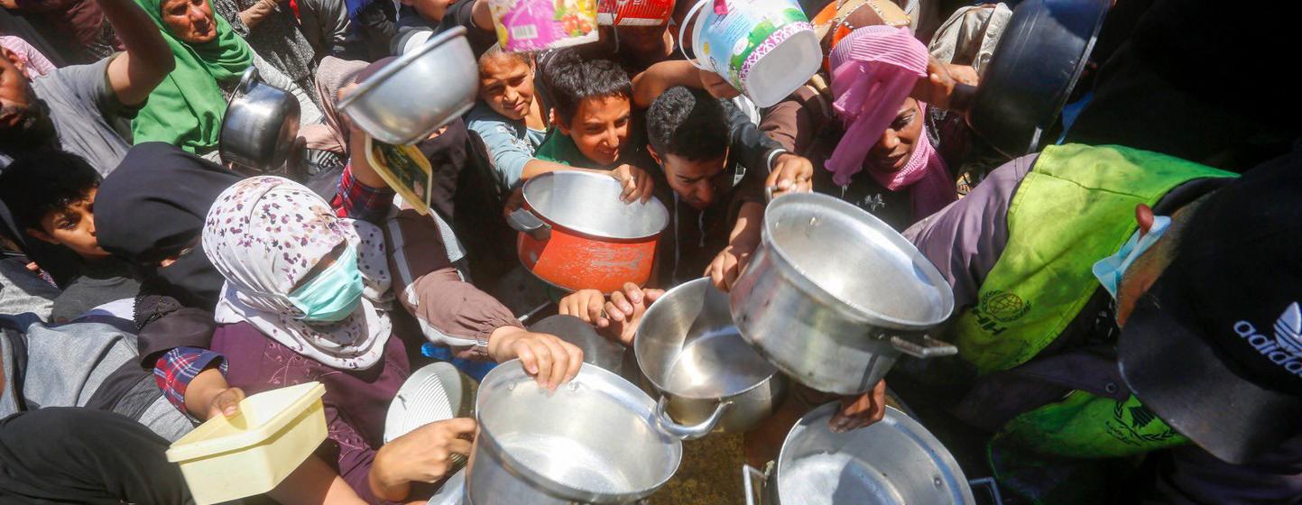 À Gaza, les gens réclament de la nourriture.
