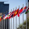 न्यूयॉर्क स्थित यूएन मुख्यालय में सदस्य देशों के झंडे. 