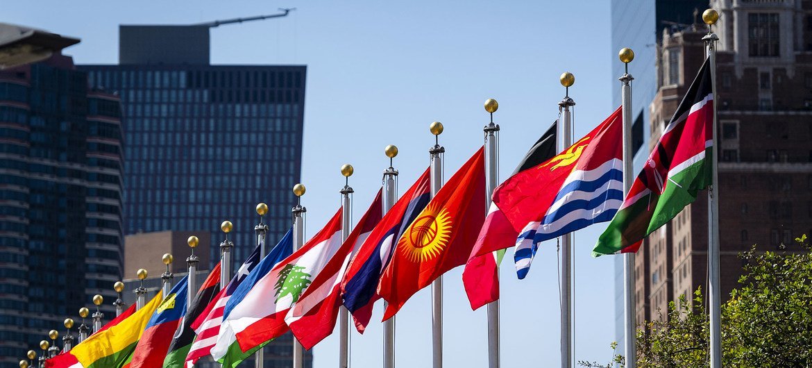 Las banderas de los Estados miembros ondean frente al edificio de la ONU en Nueva York.