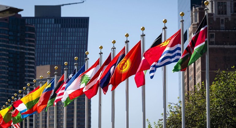 Les drapeaux nationaux flottent devant le siège des Nations unies à New York.