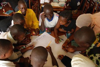काँगो लोकतान्त्रिक गणराज्य में एक शान्ति स्कूल के छात्रों को आईसीसी के ट्रस्ट फ़ण्ड पीड़ित सहायता कार्यक्रम से सहायता.