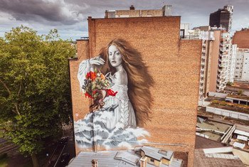 "La Alquimista" es un mural de 40 metros de altura, pintado en un edificio en Bruselas. 