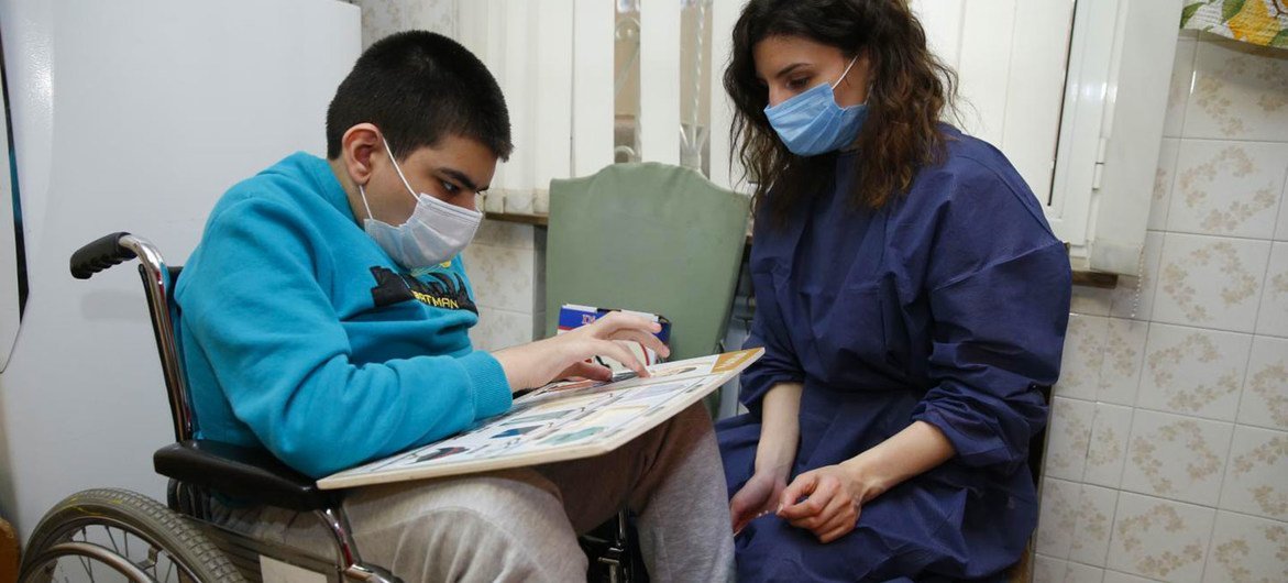 Un niño discapacitado continúa su educación durante la pandemia de COVID-19 en Armenia.