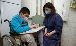 Un niño discapacitado continúa su educación durante la pandemia de COVID-19 en Armenia.