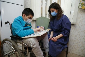 Un garçon handicapé poursuit sa scolarité pendant la pandémie de Covid-19 en Arménie.