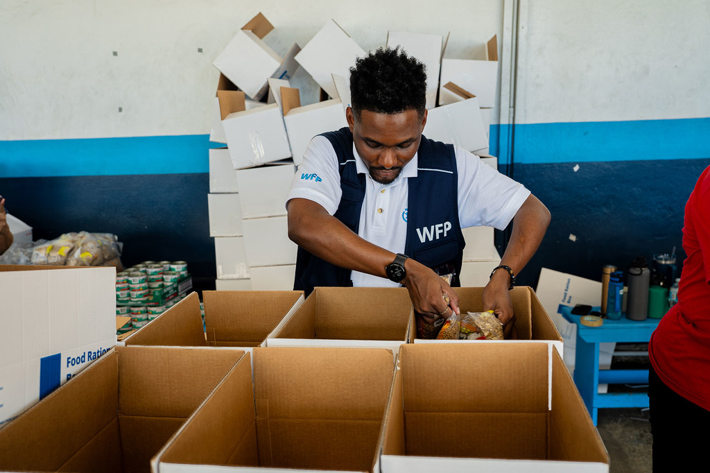 牙买加,工作人员正在为飓风受灾居民打包食品。